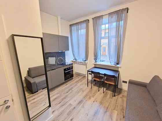 Здание во дворе, реновированный дом, закрытый двор, вход с улицы и со двора, Rīga