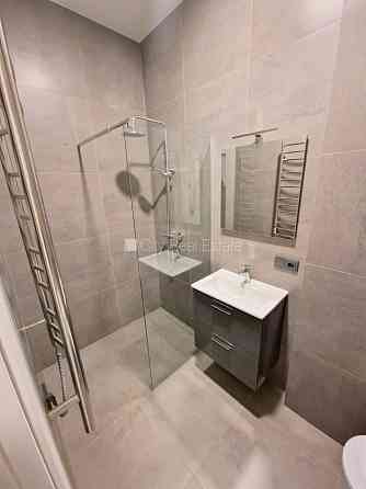 Здание во дворе, реновированный дом, закрытый двор, вход с улицы и со двора, Rīga