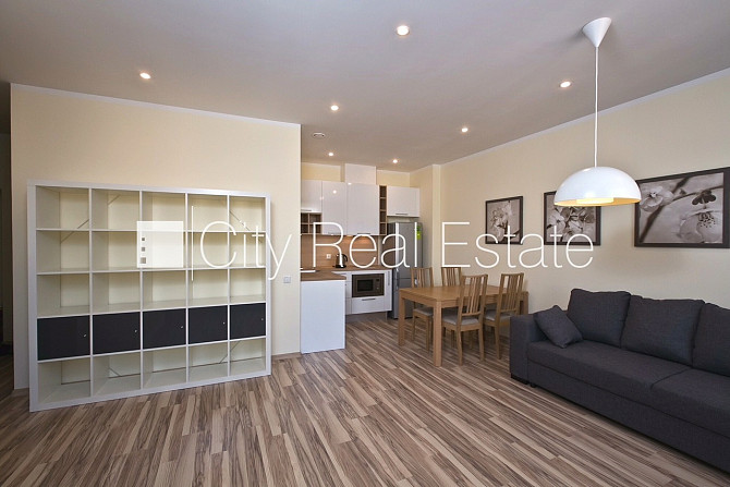 Fasādes māja, renovēta māja, slēgts pagalms, iespēja nomāt autostāvvietu, kāpņu telpa Rīga - foto 1