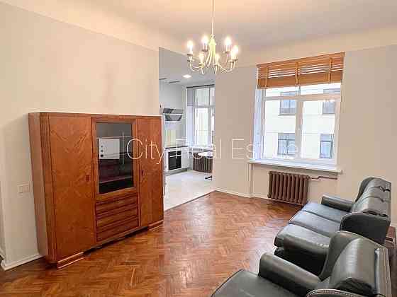 Фасадный дом, вход с улицы, лестничная клетка после косметического ремонта, окна Rīga