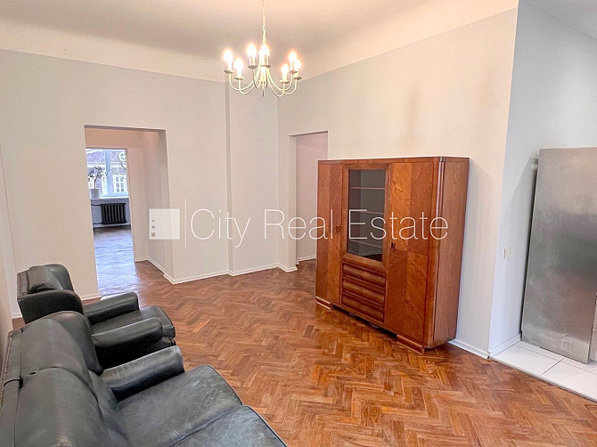 Fasādes māja, ieeja no ielas, kāpņu telpa pēc kosmētiskā remonta, logi vērsti mājas abās Rīga - foto 8