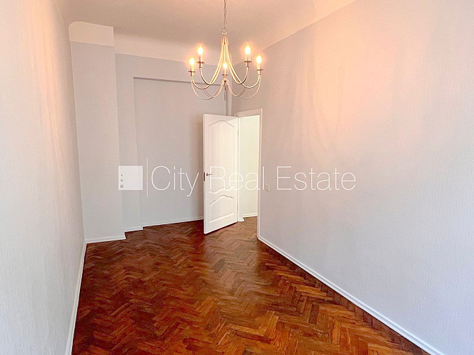 Fasādes māja, ieeja no ielas, kāpņu telpa pēc kosmētiskā remonta, logi vērsti mājas abās Rīga - foto 10