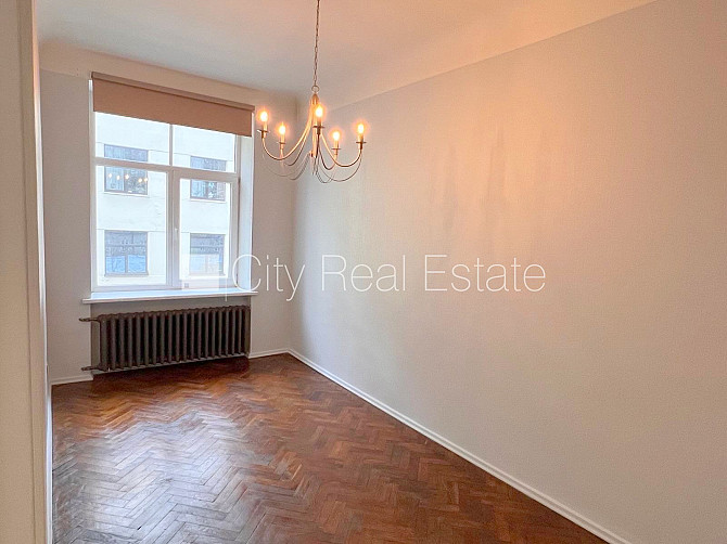 Fasādes māja, ieeja no ielas, kāpņu telpa pēc kosmētiskā remonta, logi vērsti mājas abās Rīga - foto 16