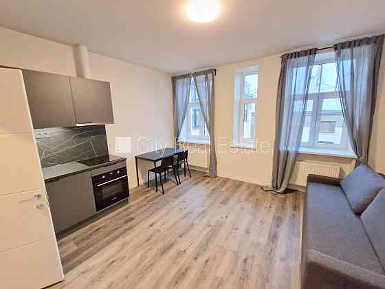 Здание во дворе, реновированный дом, закрытый двор, вход с улицы и со двора, Rīga