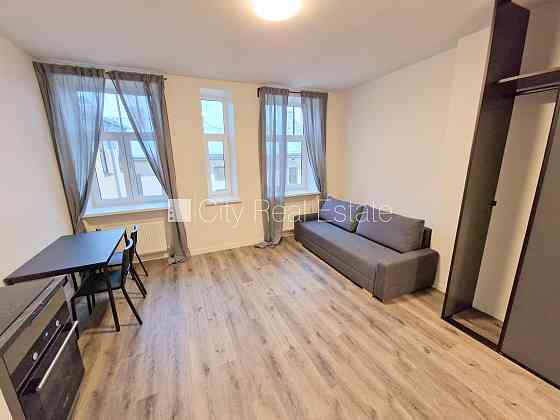 Здание во дворе, реновированный дом, закрытый двор, вход с улицы и со двора, Rīga