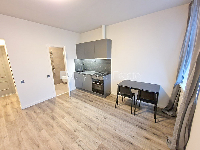 Pagalma ēka, renovēta māja, slēgts pagalms, ieeja no ielas un pagalma, kāpņu telpa pēc Rīga - foto 9