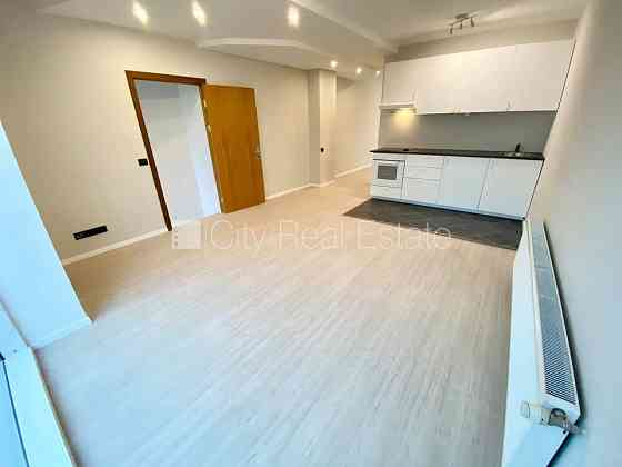 Фасадный дом, реновированный дом, закрытая территория, вход с улицы, лифт, Rīga