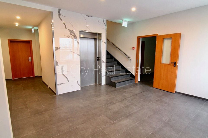 Fasādes māja, renovēta māja, slēgta teritorija, ieeja no ielas, ir lifts, kāpņu telpa pēc Rīga - foto 17