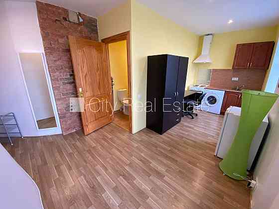 Фасадный дом, реновированный дом, закрытый двор, вход с улицы, лестничная клетка Rīga