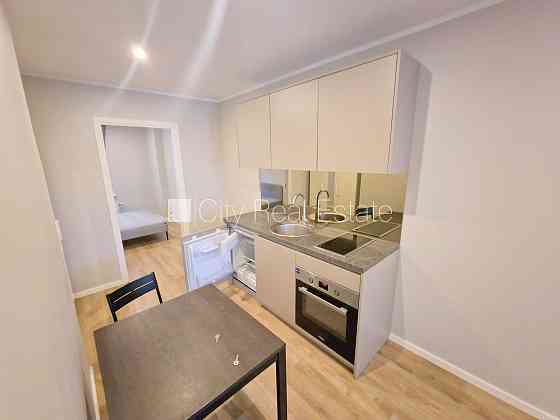 Здание во дворе, реновированный дом, закрытый двор, вход с улицы и со двора, Рига