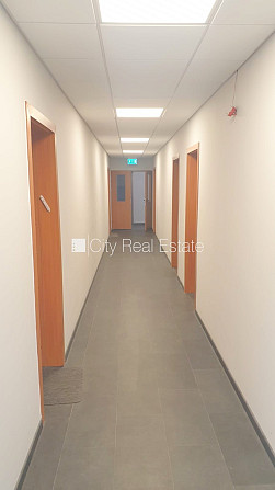 Fasādes māja, renovēta māja, ieeja no ielas, ir lifts, kāpņu telpa pēc kapitālā remonta, Rīga - foto 14