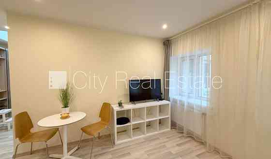 Здание во дворе, реновированный дом, вход со двора, лестничная клетка после Rīga