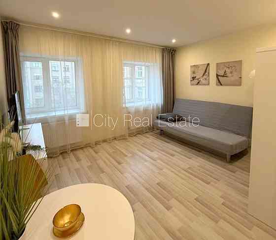 Здание во дворе, реновированный дом, вход со двора, лестничная клетка после Rīga