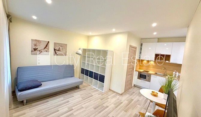 Pagalma ēka, renovēta māja, ieeja no pagalma, kāpņu telpa pēc kapitālā remonta, studio Rīga - foto 1