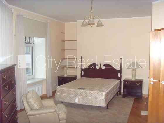 Фасадный дом, реновированный дом, объект охраняет физическая охрана, вход с Рига