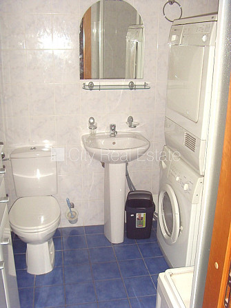 Fasādes māja, renovēta māja, objektu apsargā fiziskā apsardze, ieeja no ielas, mansards, ir Rīga - foto 10