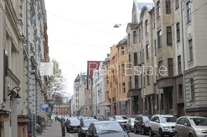 Fasādes māja, renovēta māja, objektu apsargā fiziskā apsardze, ieeja no ielas, mansards, ir Rīga - foto 18