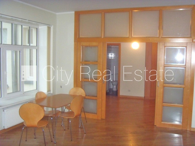 Fasādes māja, renovēta māja, objektu apsargā fiziskā apsardze, ieeja no ielas, mansards, ir Rīga - foto 6