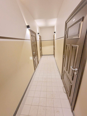 Фасадный дом, реновированный дом, закрытый двор, вход с улицы, лифт, лестничная Рига - изображение 19