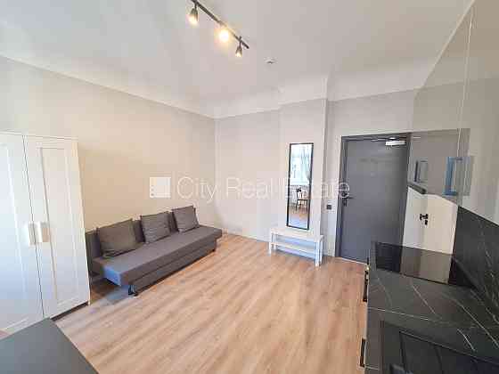 Здание во дворе, реновированный дом, закрытый двор, вход с улицы и со двора, лифт, Рига