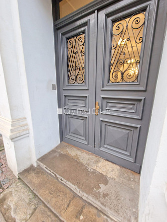 Фасадный дом, реновированный дом, закрытый двор, вход с улицы, лестничная клетка Рига - изображение 14