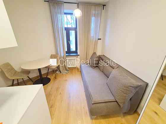 Здание во дворе, реновированный дом, закрытый двор, вход с улицы и со двора, лифт, Рига