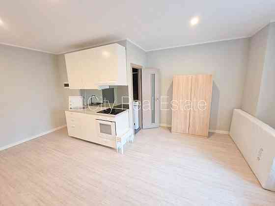 Фасадный дом, реновированный дом, закрытый двор, вход с улицы, лестничная клетка Рига