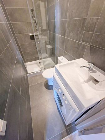 Фасадный дом, реновированный дом, закрытый двор, вход с улицы, лестничная клетка Рига - изображение 12