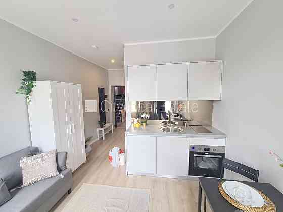 Здание во дворе, фасадный дом, вход с улицы, лестничная клетка после капитального Рига