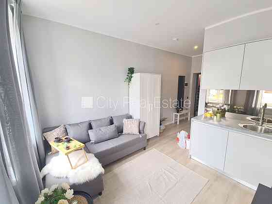 Здание во дворе, фасадный дом, вход с улицы, лестничная клетка после капитального Рига