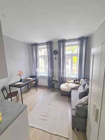 Здание во дворе, фасадный дом, вход с улицы, лестничная клетка после капитального Рига