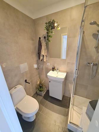 Здание во дворе, фасадный дом, вход с улицы, лестничная клетка после капитального Рига - изображение 8