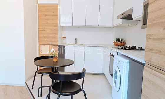 Здание во дворе, реновированный дом, закрытый двор, вход с улицы и со двора, Рига