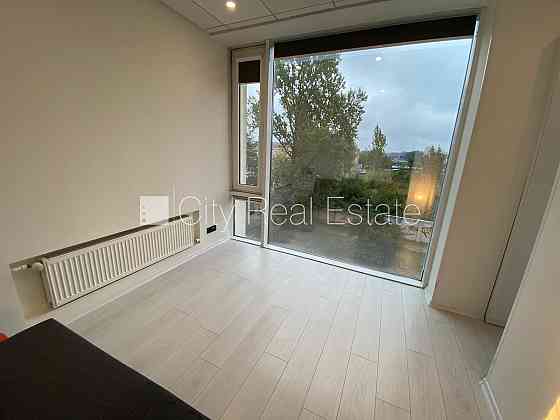 Новостройка, фасадный дом, вход с улицы, лифт, лестничная клетка после Рига