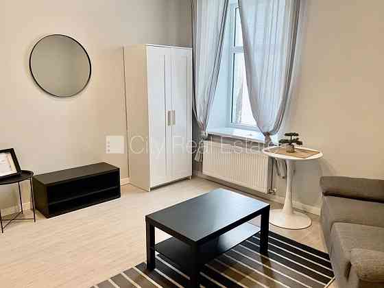 Здание во дворе, реновированный дом, благоустроенный озеленённый двор, закрытый Рига