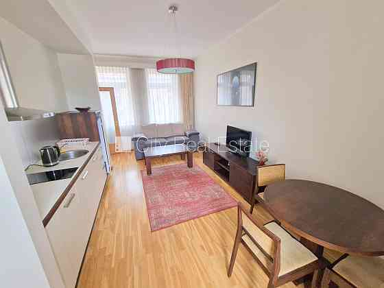 Фасадный дом, вход с улицы, лифт, количество спален 1 шт., высокие потолки, газовое Рига