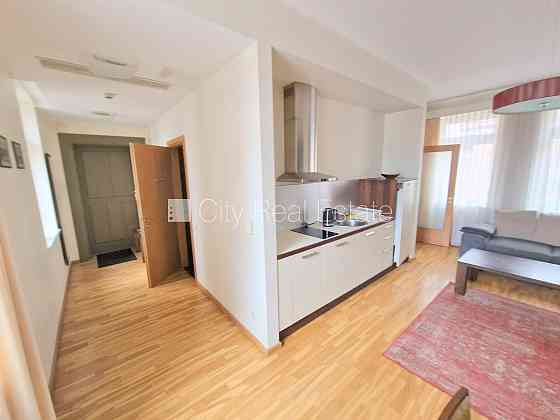 Фасадный дом, вход с улицы, лифт, количество спален 1 шт., высокие потолки, газовое Рига