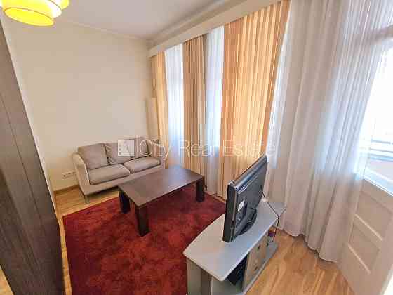 Фасадный дом, вход с улицы, лифт, лестничная клетка после капитального ремонта, Рига