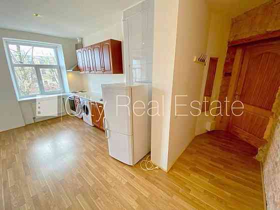 Здание во дворе, реновированный дом, закрытый двор, вход со двора, лестничная Рига