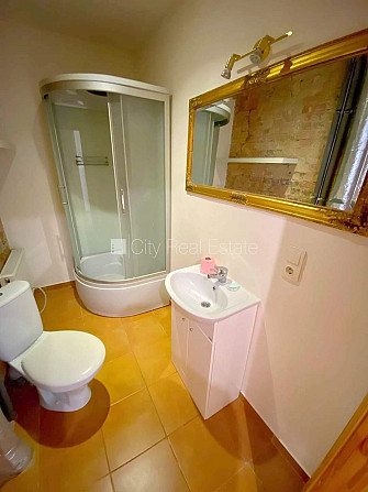 Pagalma ēka, renovēta māja, slēgts pagalms, ieeja no pagalma, kāpņu telpa pēc kosmētiskā Rīga - foto 7