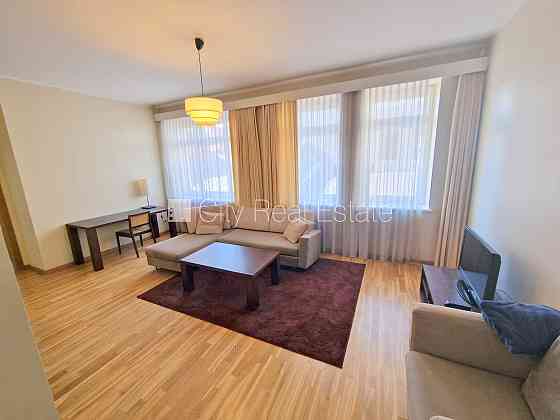 Фасадный дом, реновированный дом, вход с улицы, лифт, лестничная клетка после Рига