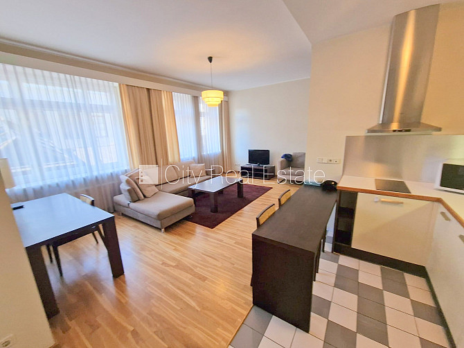 Фасадный дом, реновированный дом, вход с улицы, лифт, лестничная клетка после Рига - изображение 2