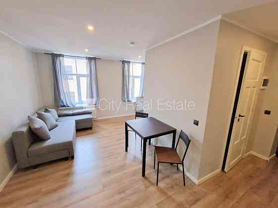 Здание во дворе, реновированный дом, закрытый двор, вход с улицы и со двора, Рига