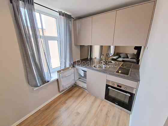 Здание во дворе, реновированный дом, закрытый двор, вход с улицы и со двора, Рига