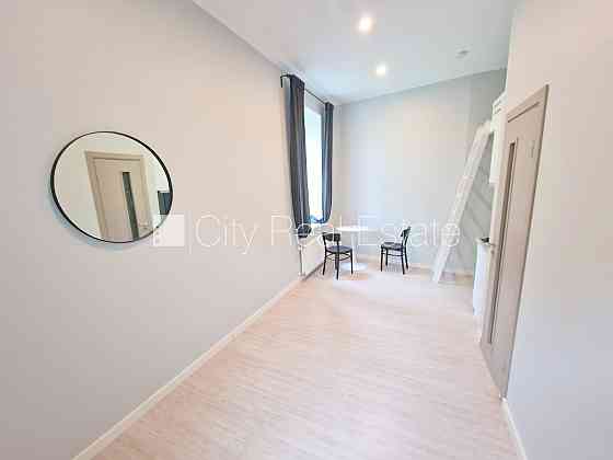 Здание во дворе, реновированный дом, закрытый двор, вход со двора, лестничная Рига