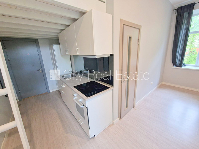 Здание во дворе, реновированный дом, закрытый двор, вход со двора, лестничная Рига - изображение 9