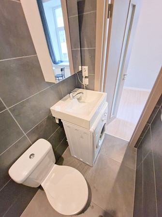 Здание во дворе, реновированный дом, закрытый двор, вход со двора, лестничная Рига - изображение 18