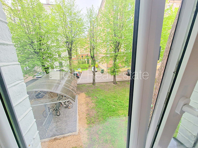 Здание во дворе, реновированный дом, закрытый двор, вход со двора, лестничная Рига - изображение 14