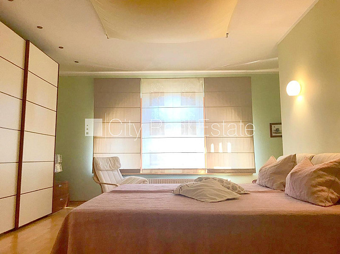 Фасадный дом, закрытый двор, место для машины, вход с улицы, лестничная клетка Рига - изображение 14