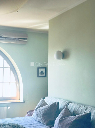 Фасадный дом, закрытый двор, место для машины, вход с улицы, лестничная клетка Рига - изображение 15